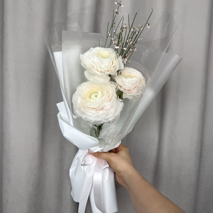 Сборный букетик с ранункулюсами и генистой