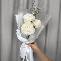 Сборный букетик с ранункулюсами и генистой