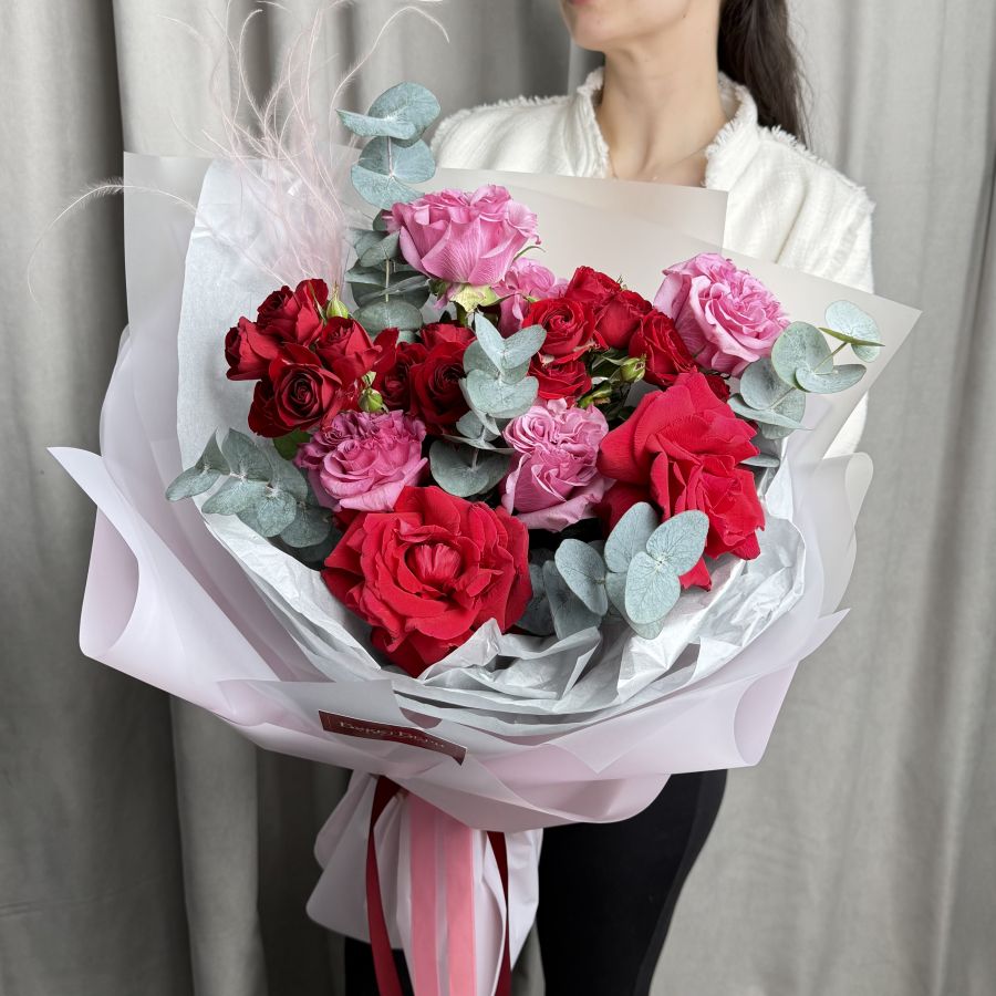 Букет из пионовидных, французских и кустовых роз