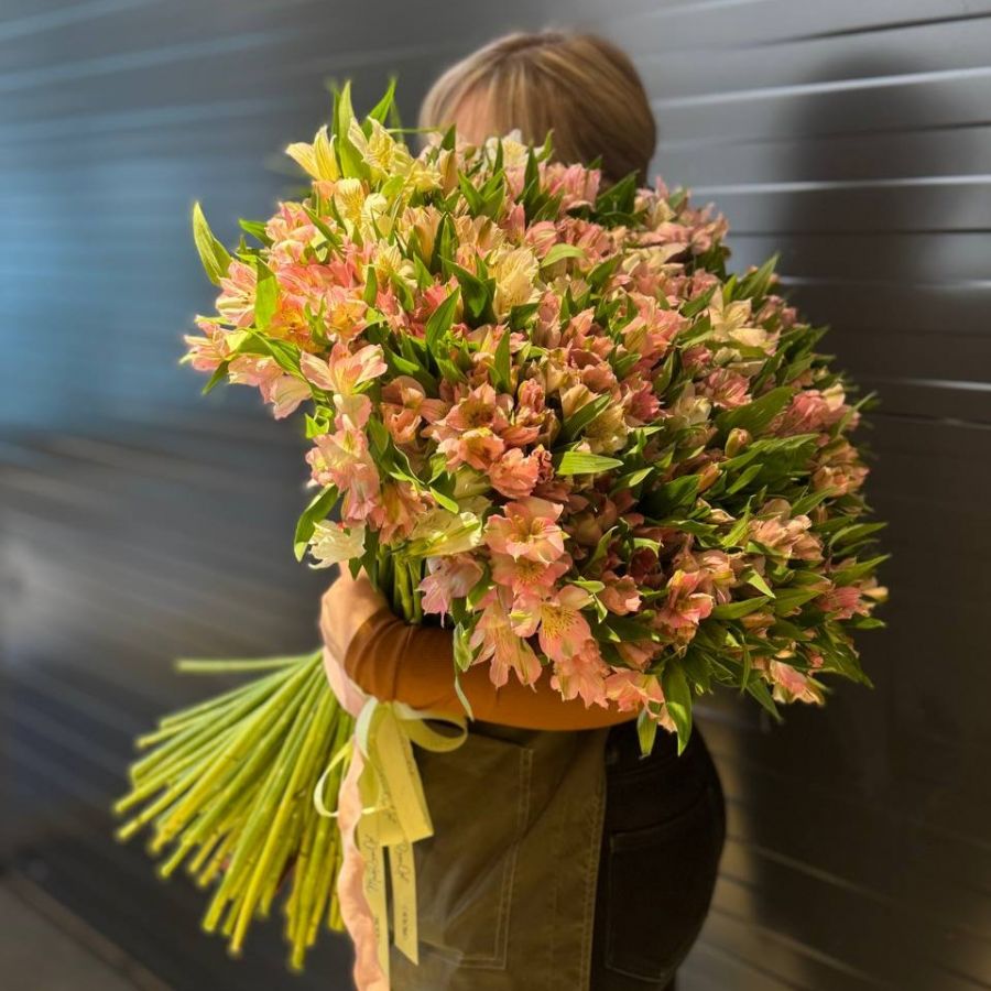 Эффектный букет из 101 альстромерии