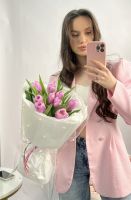 9 тюльпанов в стильной упаковке со стразами