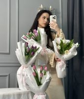 5 тюльпанов в упаковке со стразами