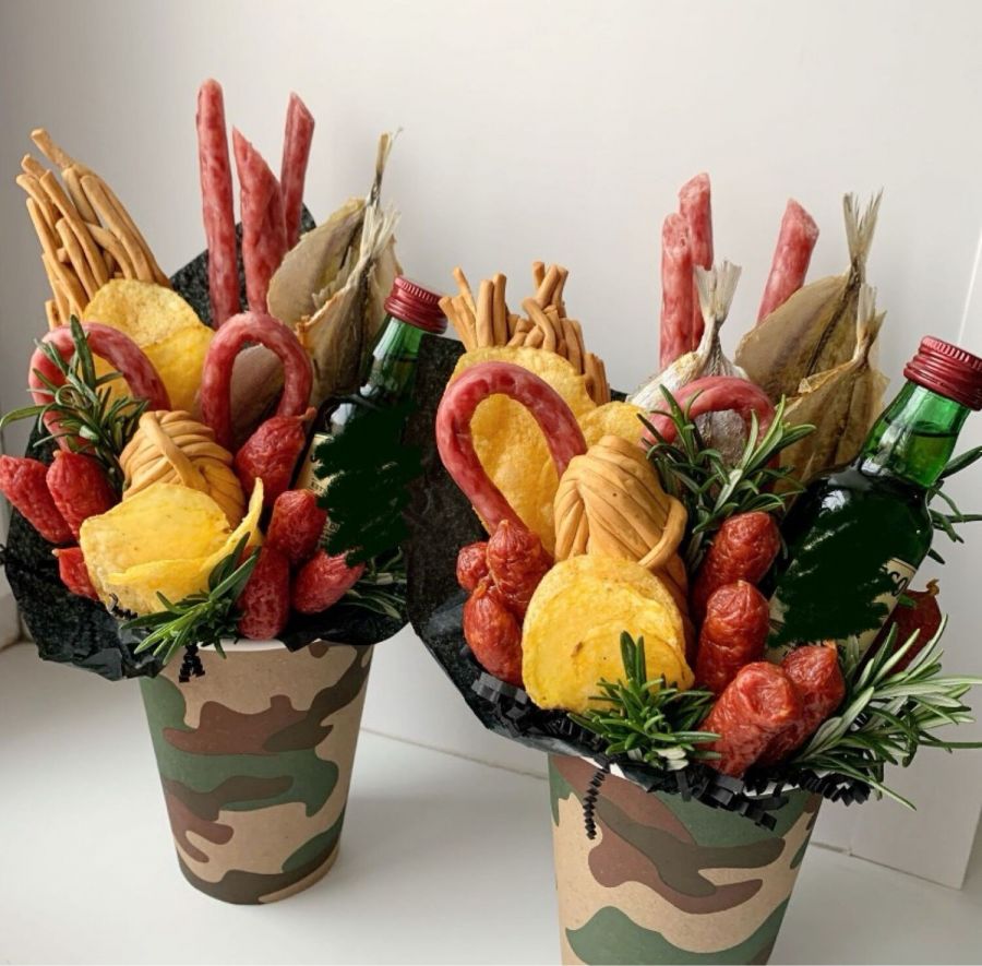 Композиция со снеками и напитком для мужчины