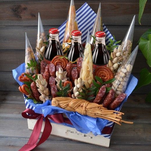 Снеки и орешки в подарочной упаковке для мужчин