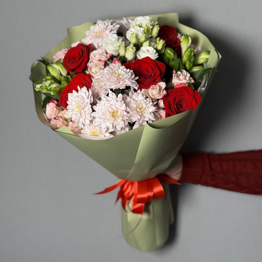 Букет с красными розами микс