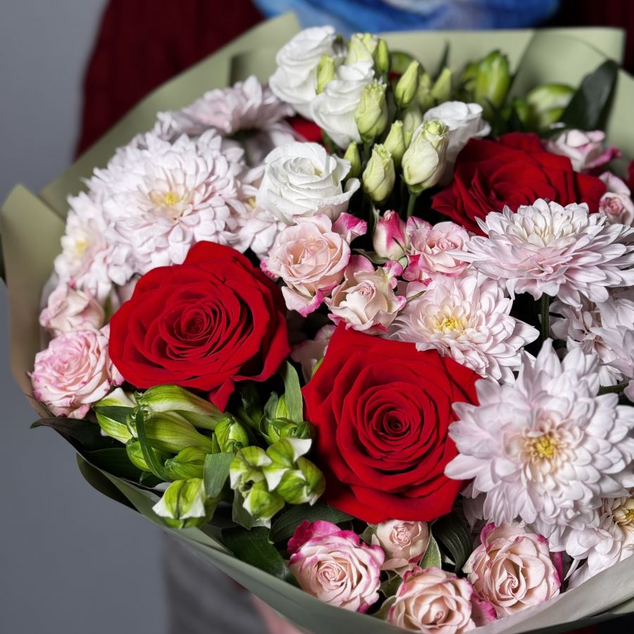 Букет с красными розами микс