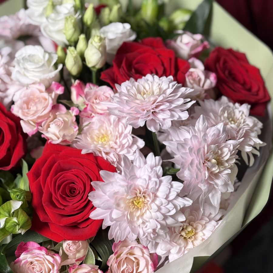 Букет с красными розами микс