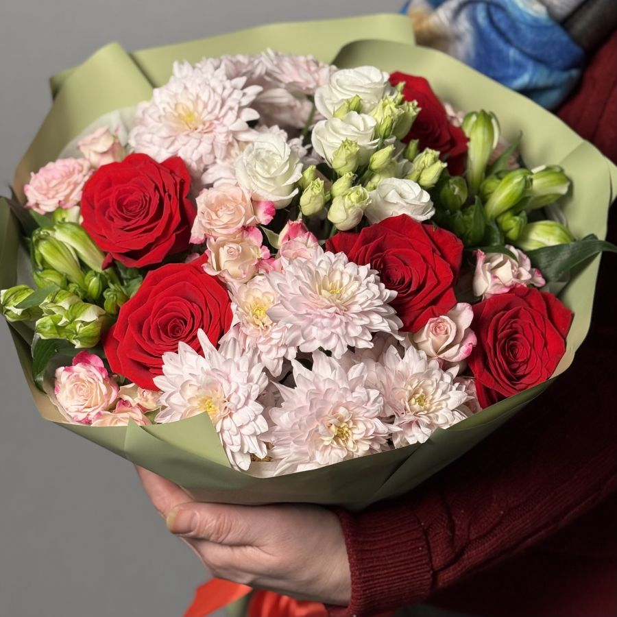 Букет с красными розами микс