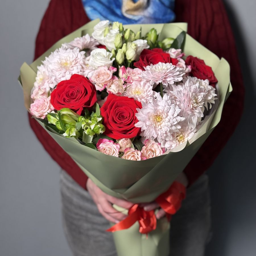 Букет с красными розами микс