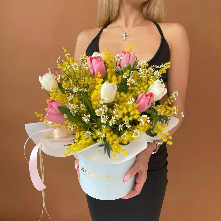 Шляпная коробка с мимозой, тюльпанами и ромашками