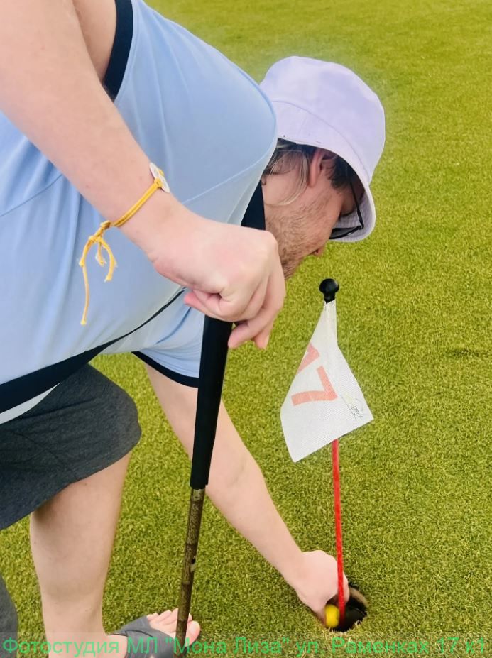 Гольф и историческое здание