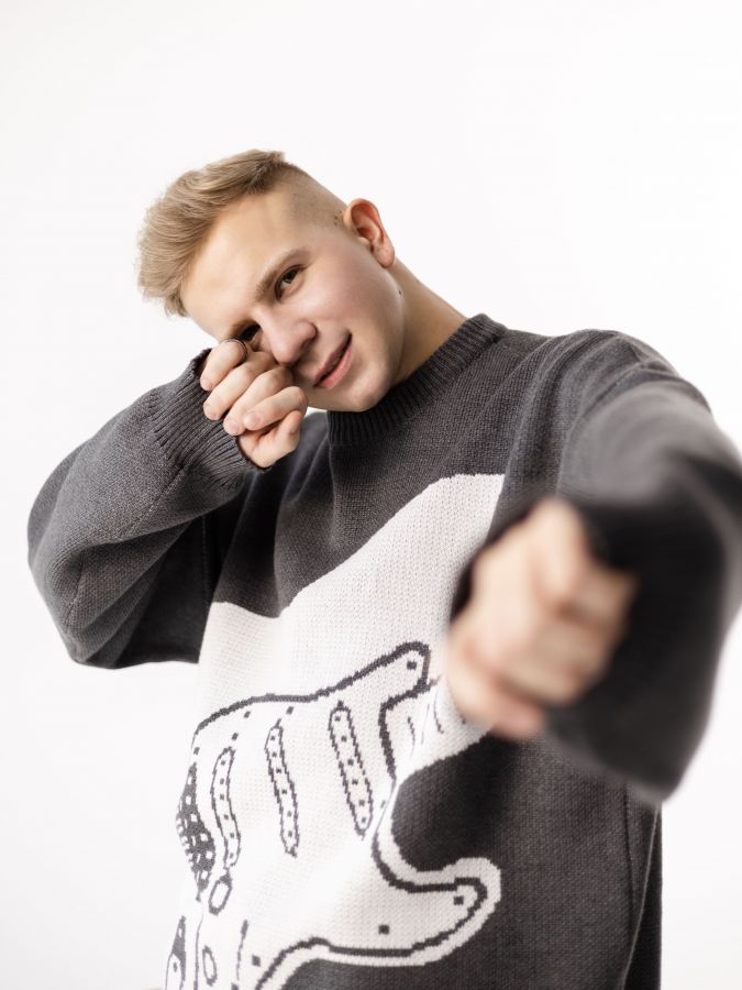 Свитер с электрогитарой