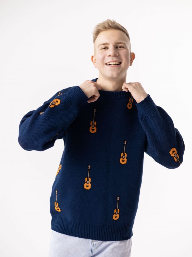 Свитер с гитарами синий