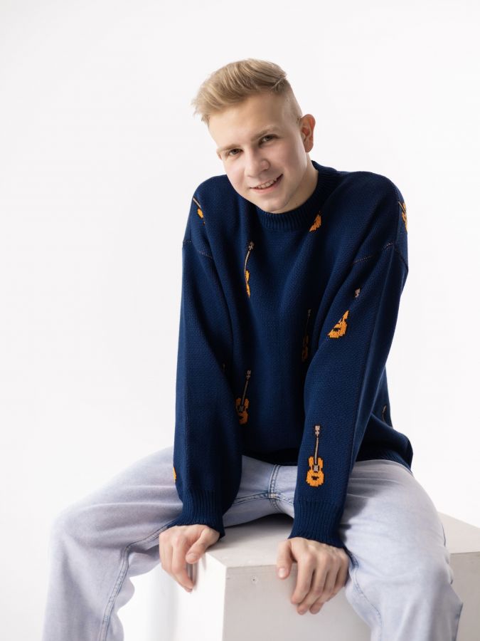Свитер с гитарами синий