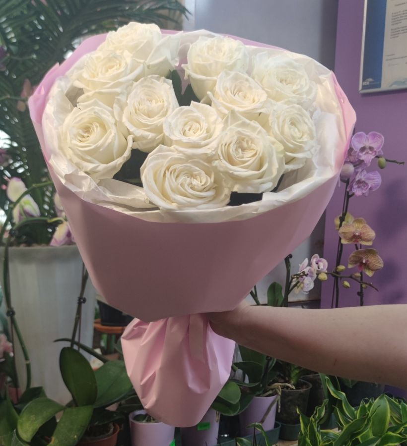 Белые розы в упаковке