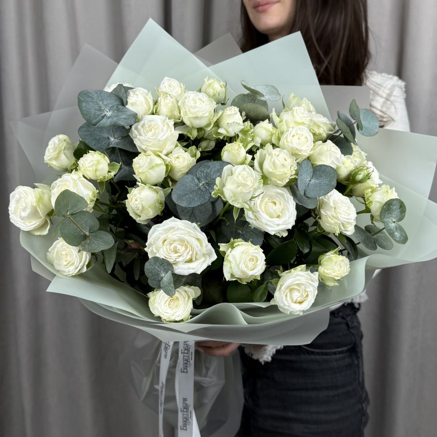 Букет из белых кустовых пионовидные роз