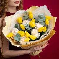 Желтые тюльпаны с диантусами и эвкалиптом