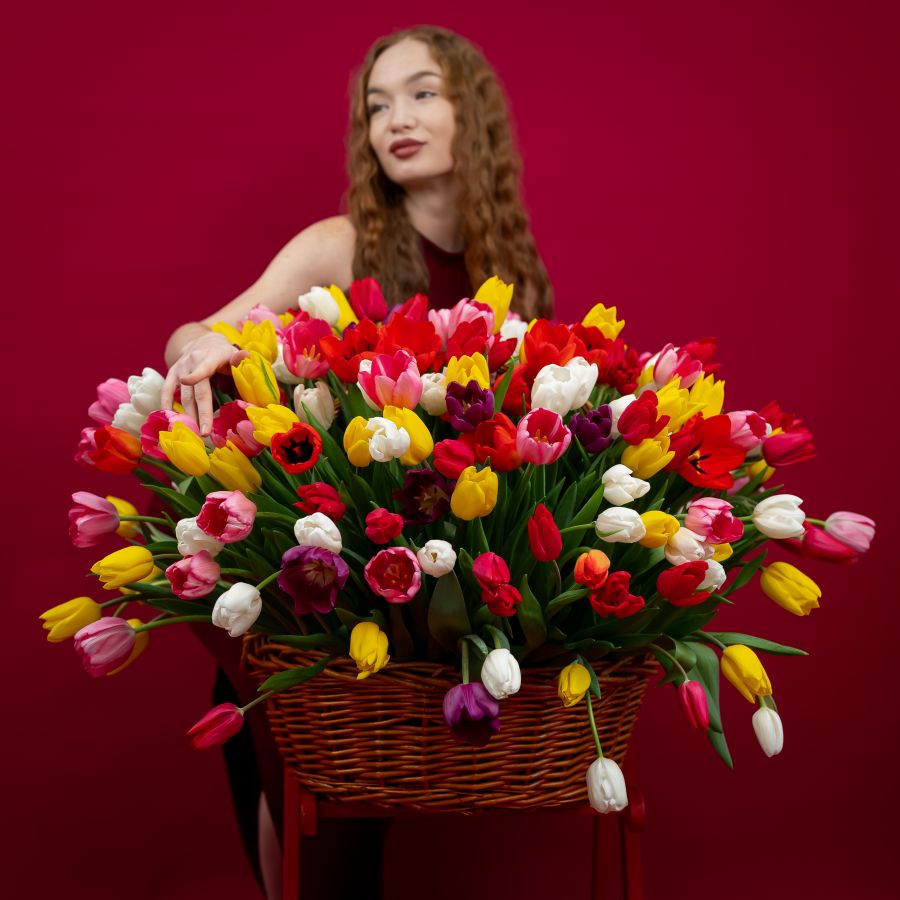 201 тюльпан в корзине