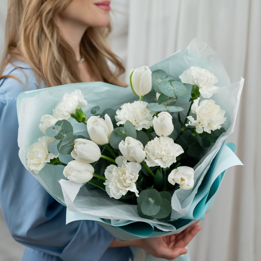 Букет из диантусов и  тюльпанов  в упаковке