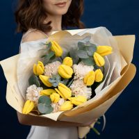 Желтые тюльпаны с диантусами и эвкалиптом