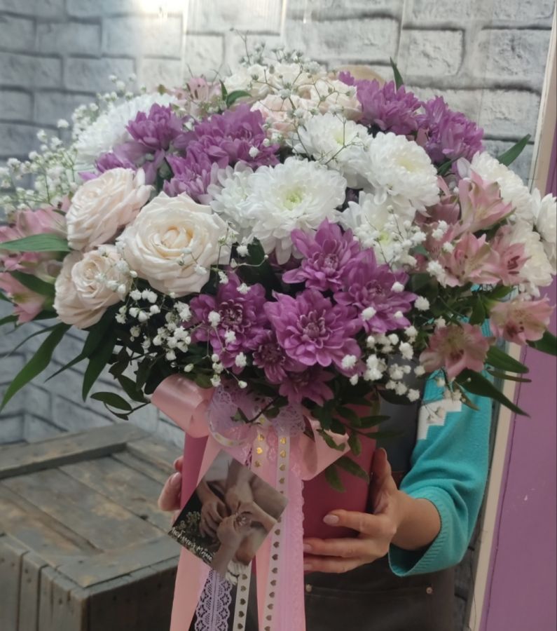 Сборная композиция в шляпной коробочке