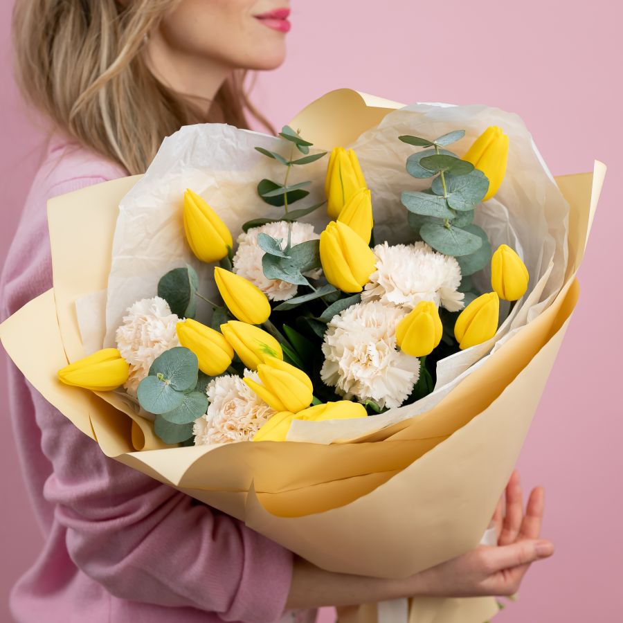 Букет из тюльпанов и диантусов в упаковке