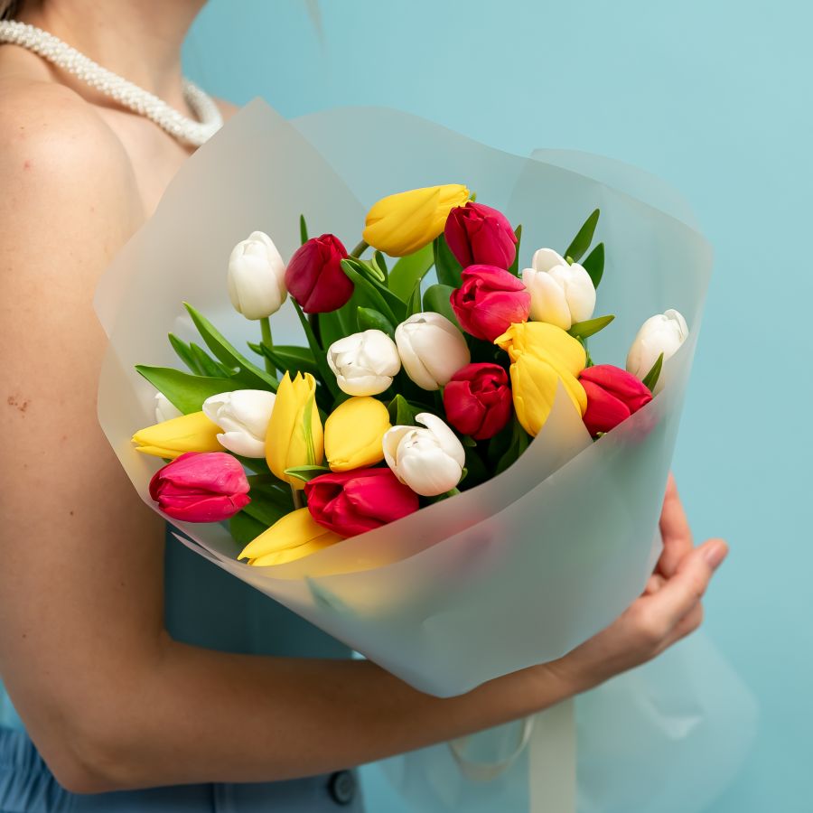 Букет из 25 тюльпанов микс в упаковке