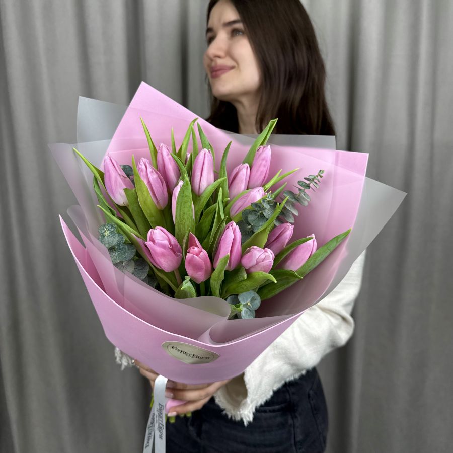 Букет из 15 тюльпанов с эвкалиптом