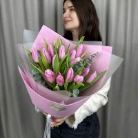 Букет из 15 тюльпанов с эвкалиптом