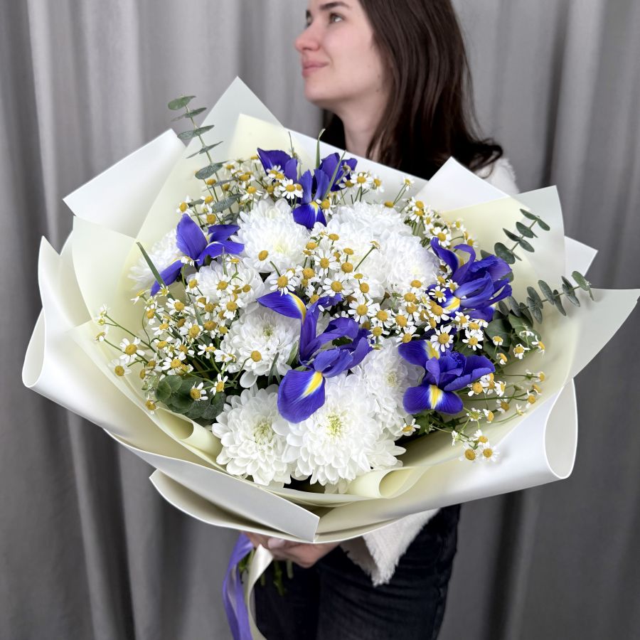 Букет с ирисами и ромашкой