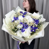 Букет с ирисами и ромашкой