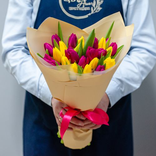 Желтые и малиновые тюльпаны