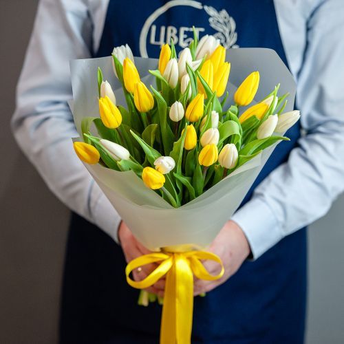 Белые и желтые тюльпаны в оформлении