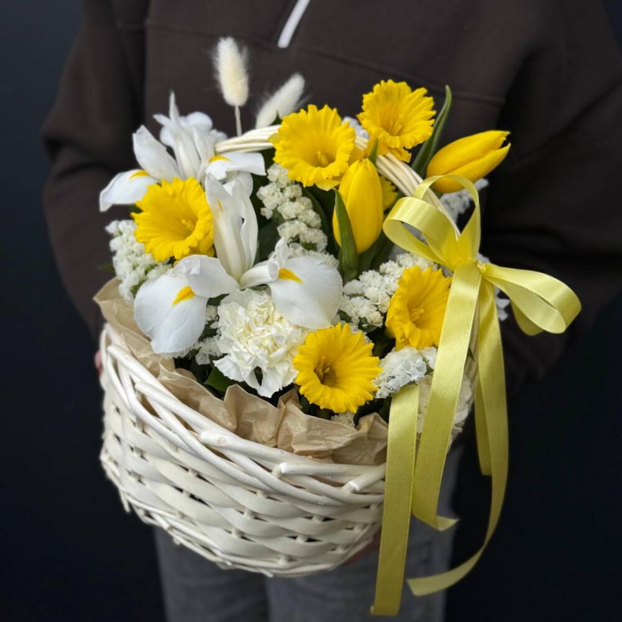 Корзина с нарциссами