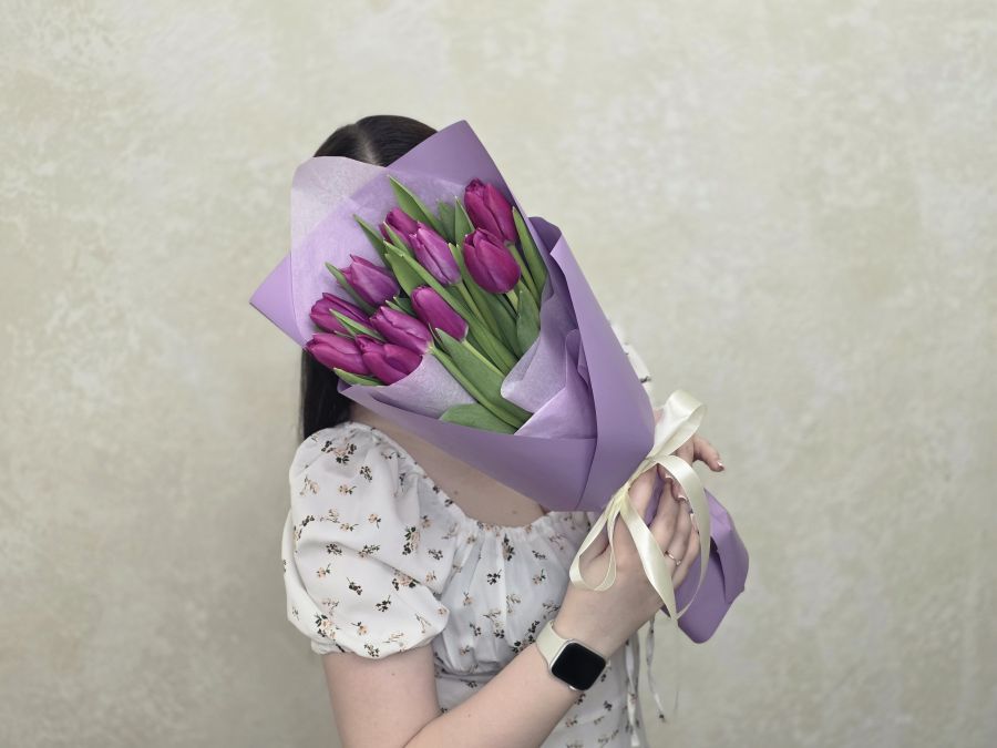 Букет из сиреневых тюльпанов