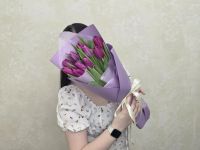 Букет из сиреневых тюльпанов