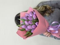 Букет из 19 сиреневых тюльпанов