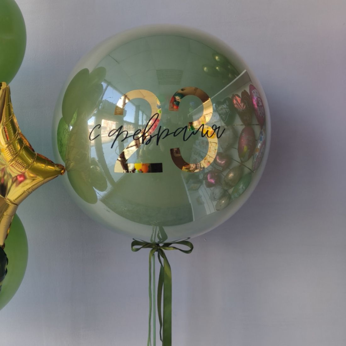 Стеклянный шар с наклейкой