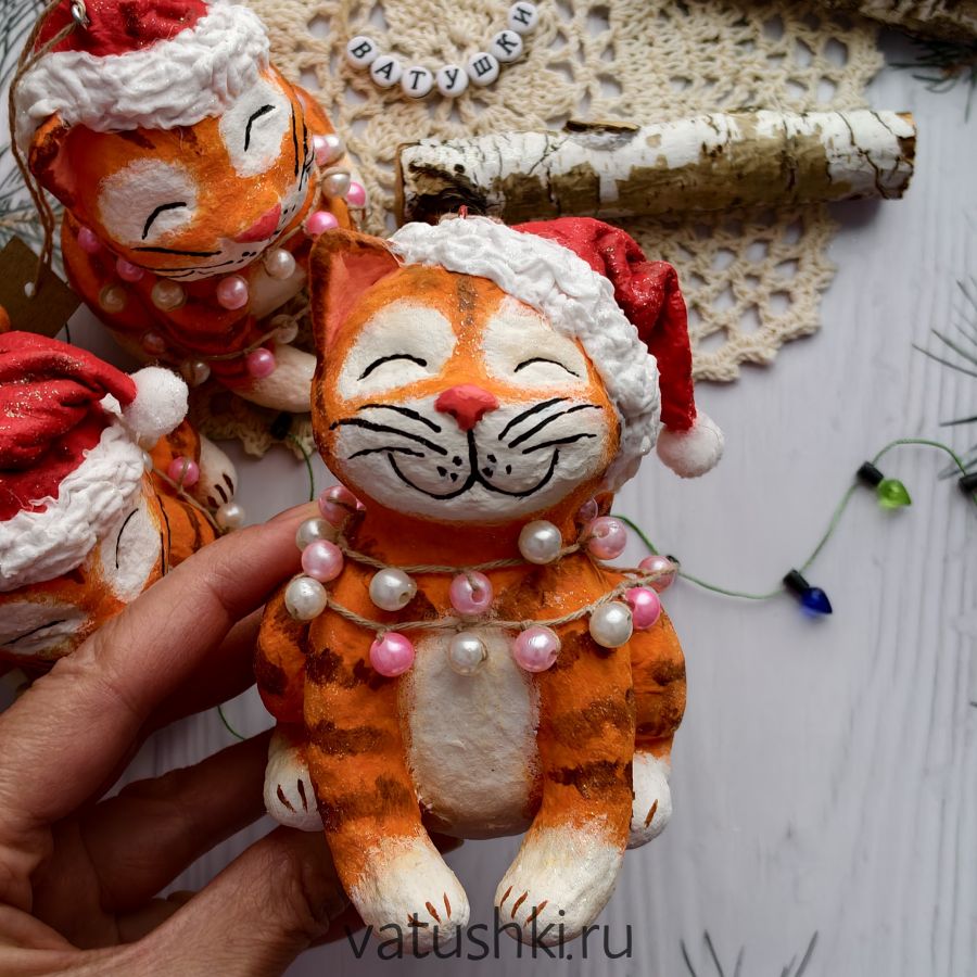 Котик в гирлянде