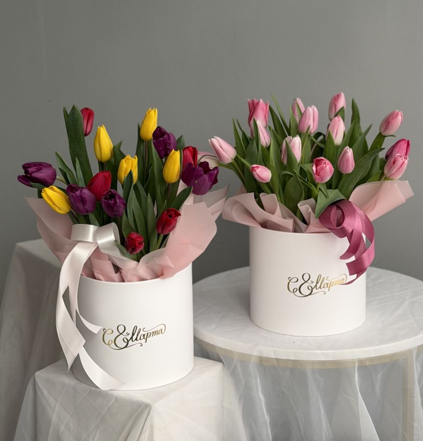Композиция из тюльпанов в шляпной коробке "С 8 Марта"