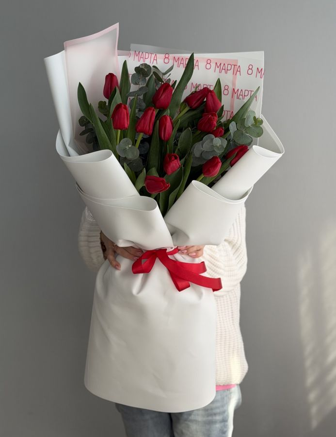 Красные тюльпаны с эвкалиптом