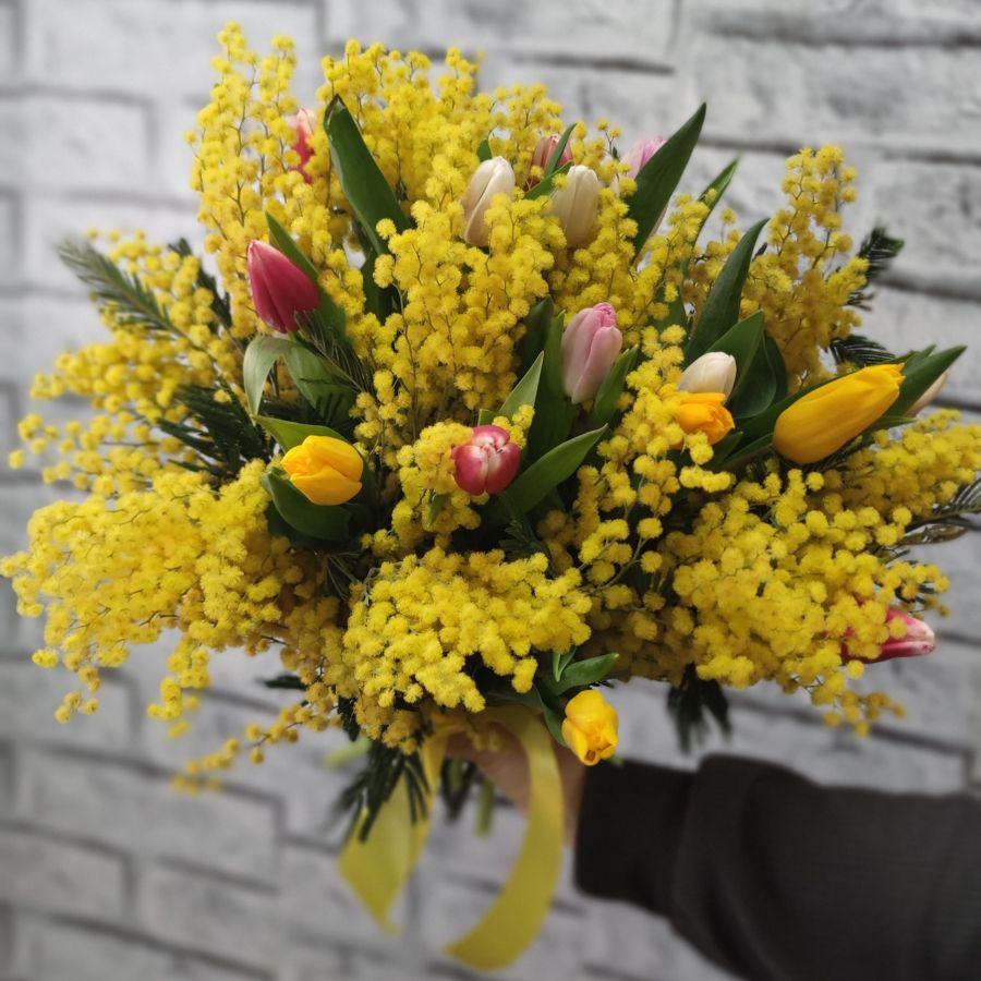 Тюльпаны с мимозой