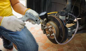 Удаление Воздуха Из Контура Сцепления Совмещенного С Тормозным на Автомобиле Варшавское шоссе 170Бс7