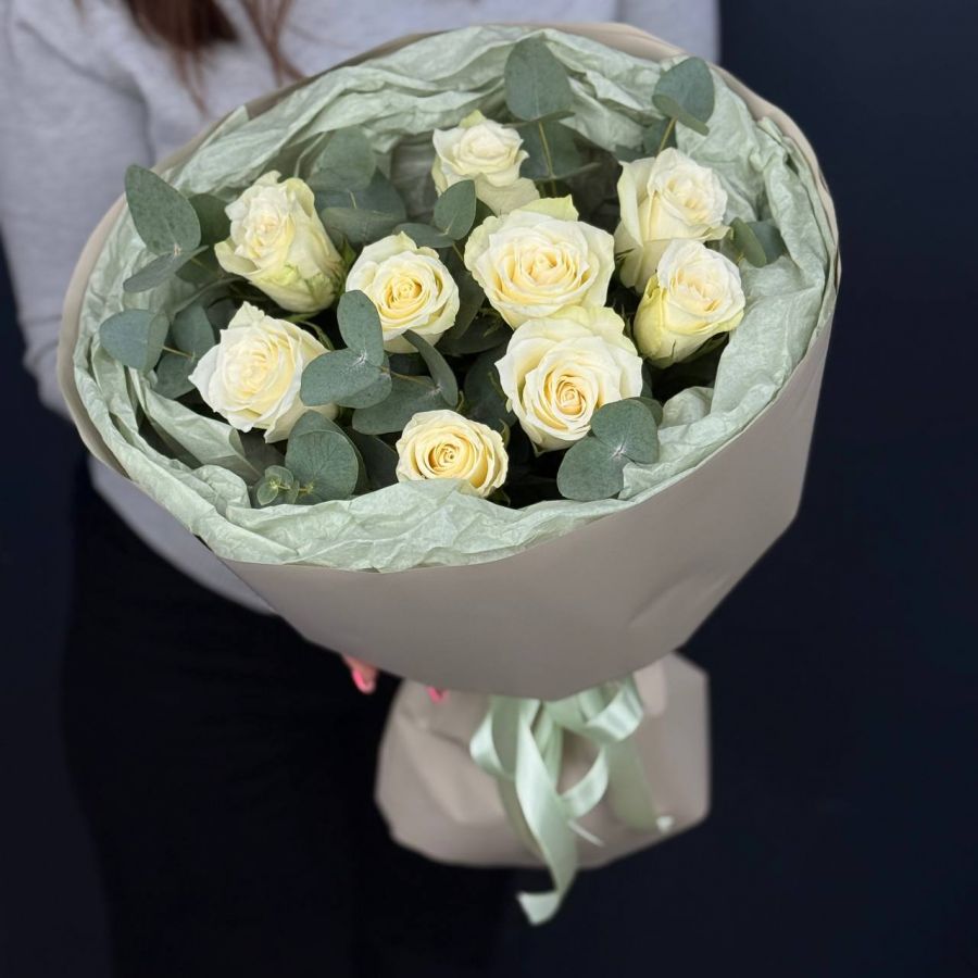 Белые розы и эвкалипт