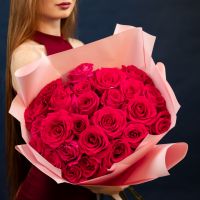 25 розовых роз в упаковке 60см