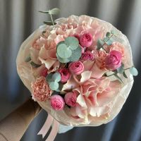 Нежный букет для девушки с французским и кустовыми розами