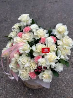 Корзина из французских роз и диантусов