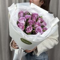 Букет из 15 розочек с зеленью