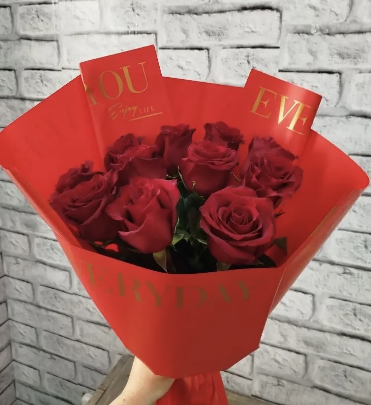 Комплимент алых роз