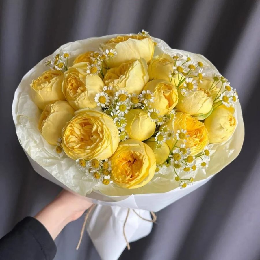 Букет из кустовой пионовидной розы и кустовой ромашки "Лимон"